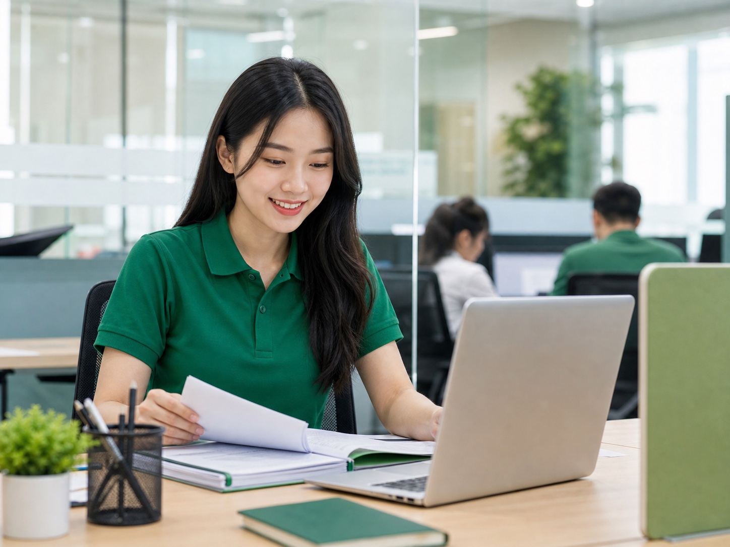 Sinh viên làm thêm hỗ trợ công việc văn phòng với laptop và hồ sơ